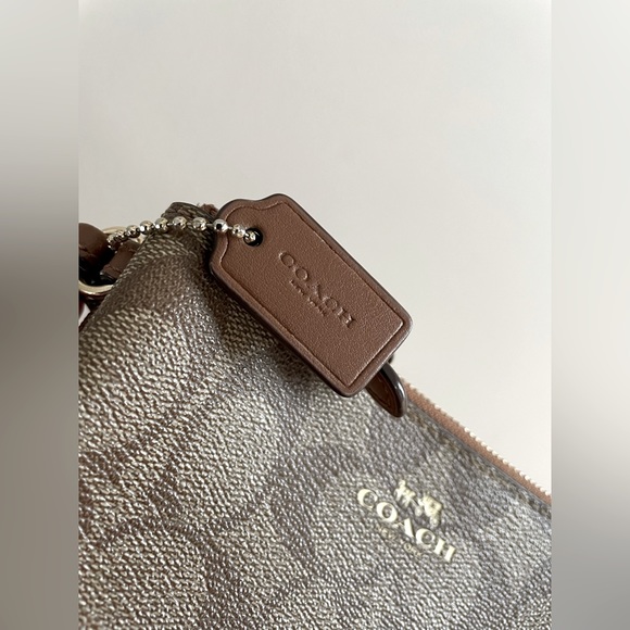 NWT Coach Wristlet - Picture 4 of 7